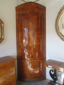 Eckvitrine mit Doppeltür